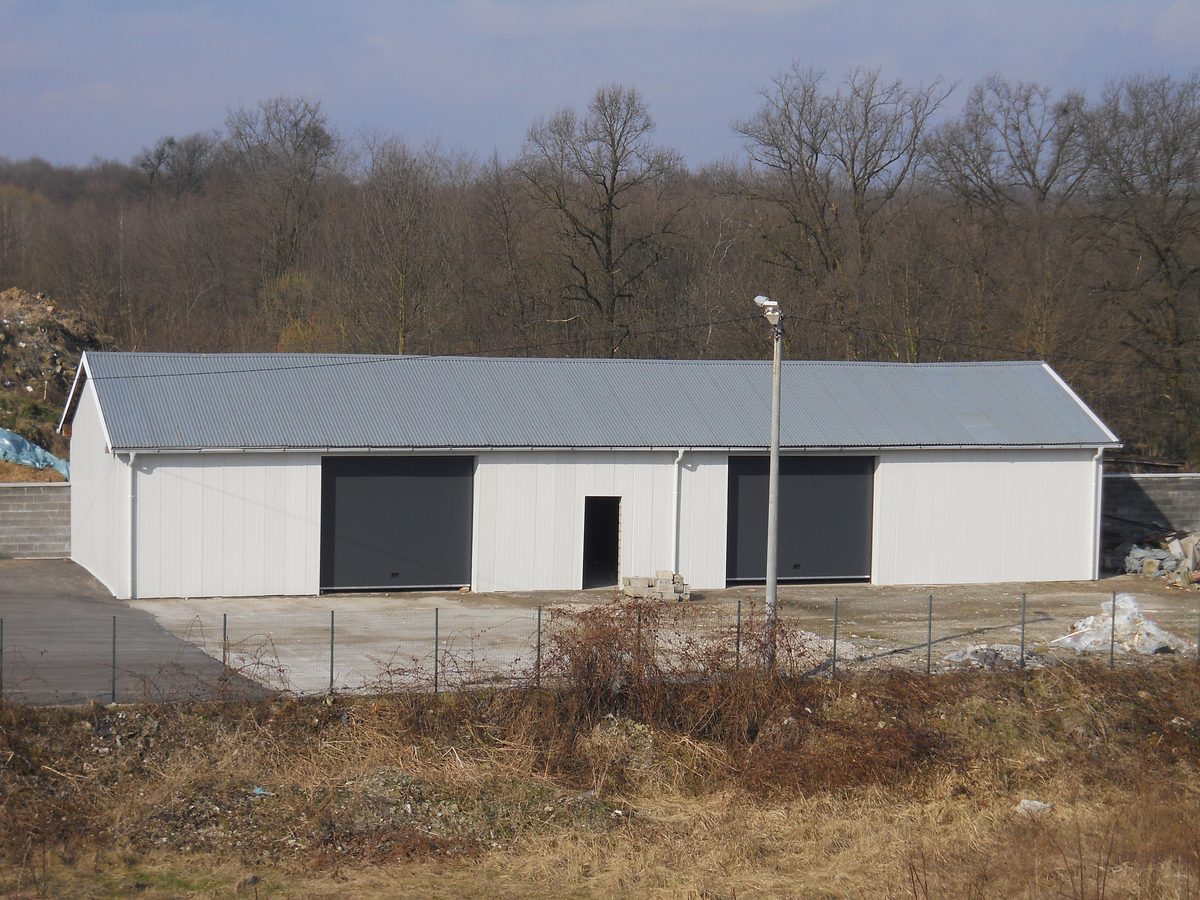Garažna vrata i sendvič panel oblaganje na poslovnom objektu na Ceriku, Brčko