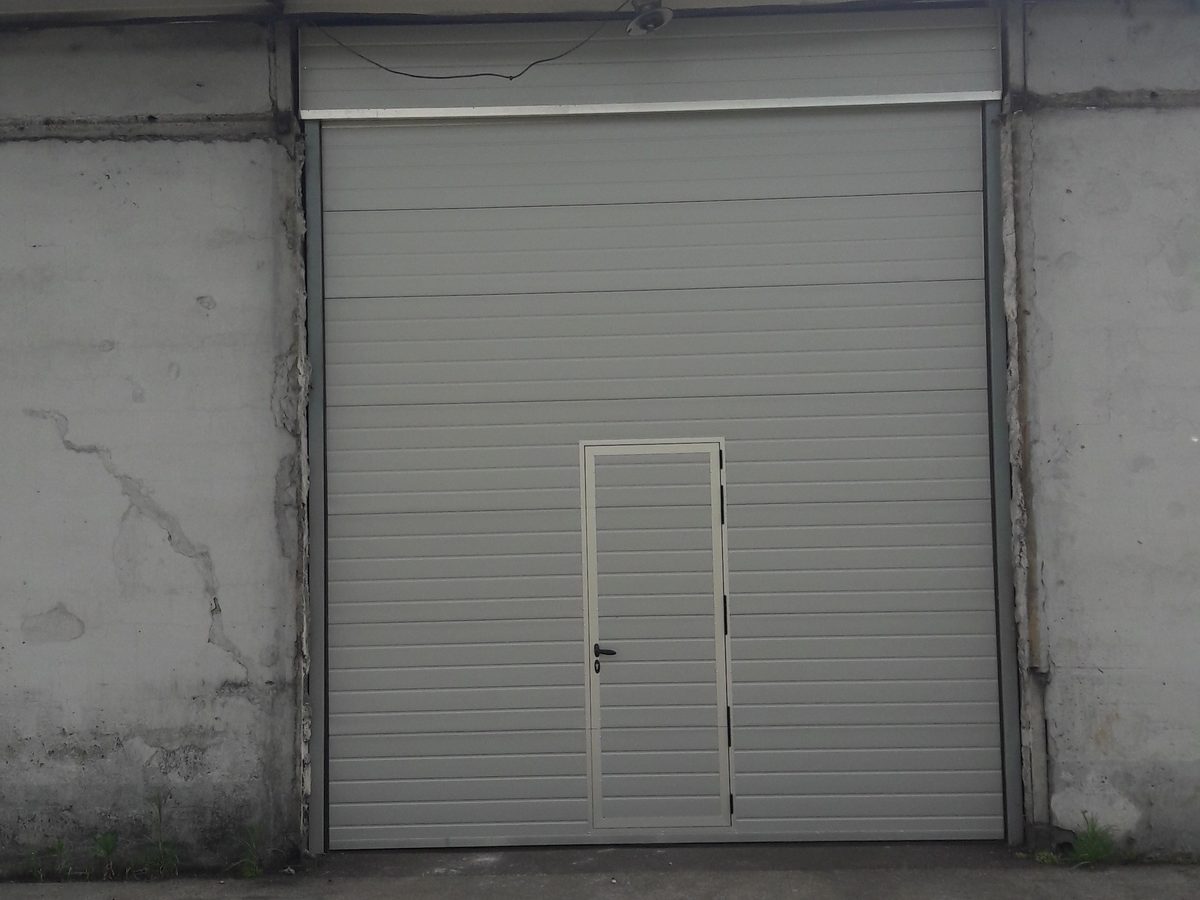 Sekciona industrijska vrata sa pješačkim prolazom u rijecnoj luci u Brčkom